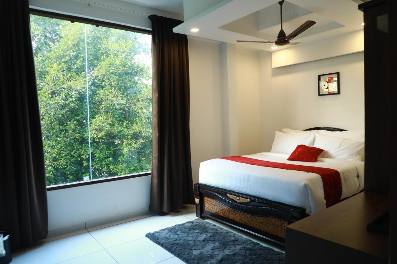 Hotel Achoos Residency Tiruvalla Exterior foto